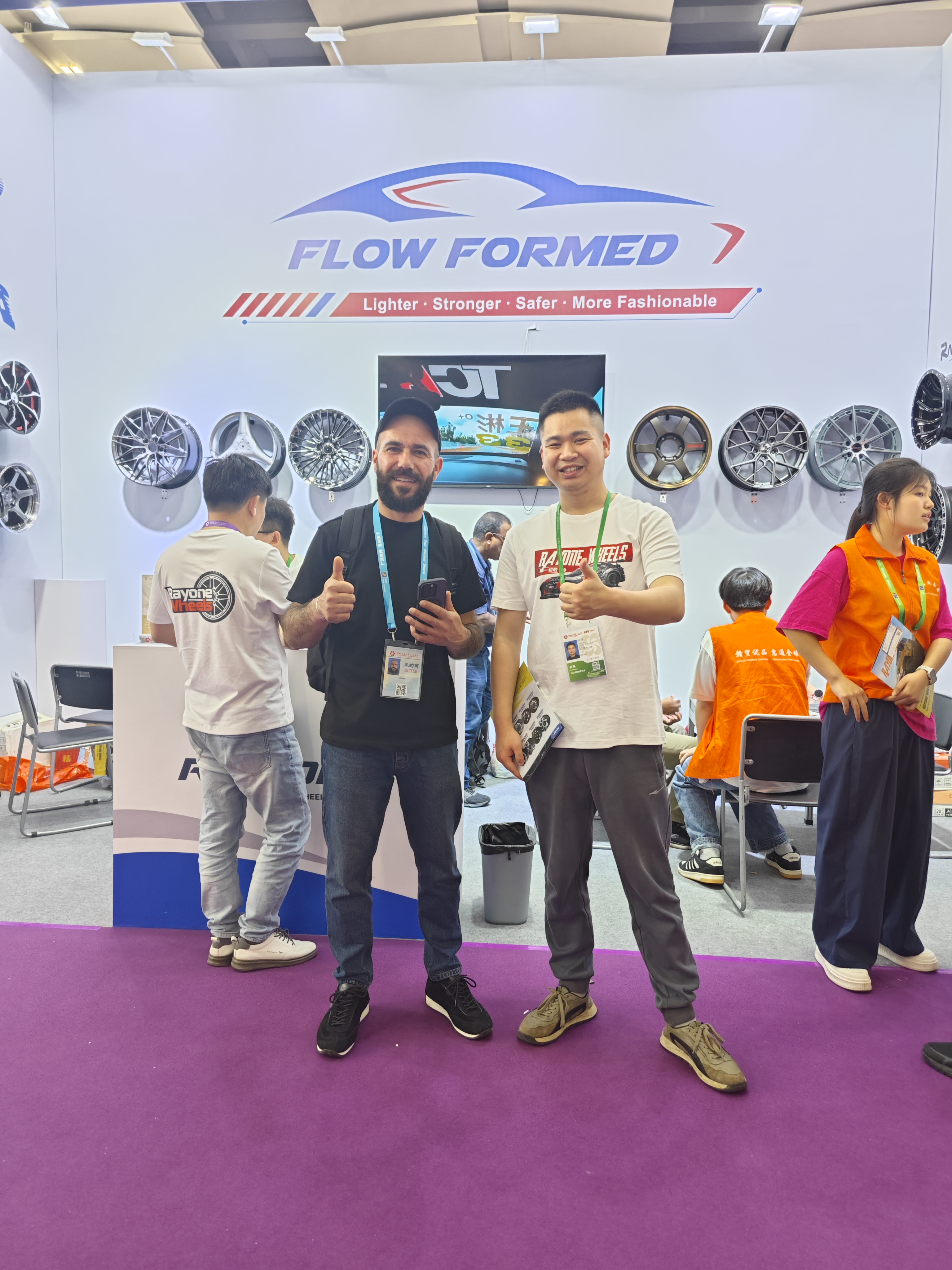 International customer and RAYONE representative at the 2026 Spring Canton Fair